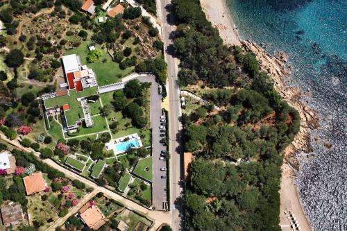 圣玛丽亚纳瓦雷兰希亚度假酒店的海洋旁房子的空中景观