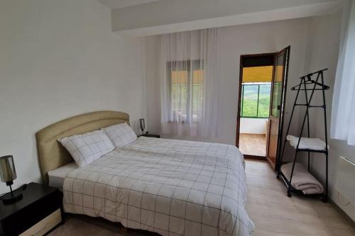 大特尔诺沃ViPo Vista Veliko Tarnovo的卧室配有白色的床和窗户。