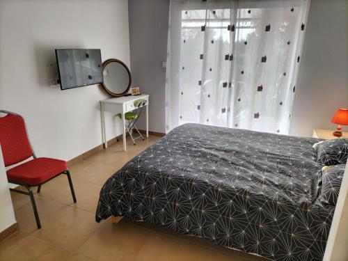 拉戈尔斯villa Soleil 3chambres piscine的卧室配有床、椅子和窗户。
