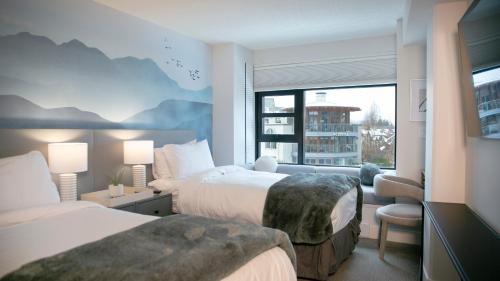惠斯勒卡尔顿旅馆的酒店客房设有两张床和窗户。