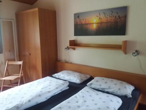 巴特迪尔海姆Villa Leni im Schwarzwald的卧室配有两张床,墙上挂着一幅画