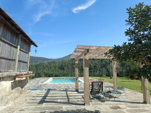 阿威罗Abrigo das Andorinhas的游泳池旁的木制凉亭