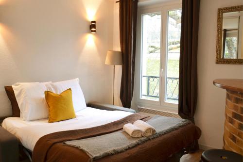 圣莫里斯Elegant Studio - Vincennes & Paris的酒店客房,配有带两条毛巾的床