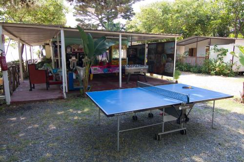 圣阿莱西奥·希库洛拉弗斯塔斯库拉露营地的棚前的乒乓球桌