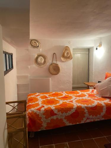拉西约塔LOFT AUTHENTIQUE 3 STARS Terrasse VIEUX PORT的卧室配有一张床,墙上挂着一个钟