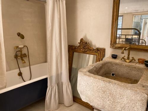 拉西约塔LOFT AUTHENTIQUE 3 STARS Terrasse VIEUX PORT的一间带水槽、浴缸和镜子的浴室