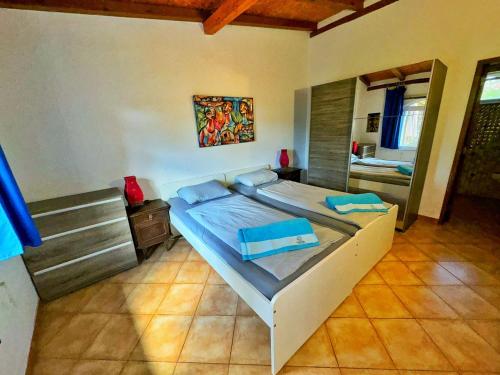 拉戈阿Oasis Camp Portugal的一间卧室,卧室内配有一张大床