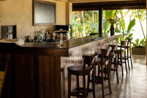 坦加拉OMIA的餐馆里一排凳子的酒吧