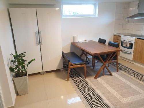 隆德Spacious and cozy semi-basement的一个带木桌和椅子的小厨房