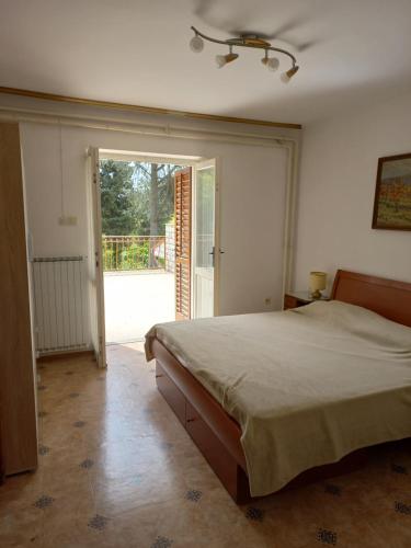波尔托罗Sobe Vrabec的一间卧室设有一张床和一个滑动玻璃门