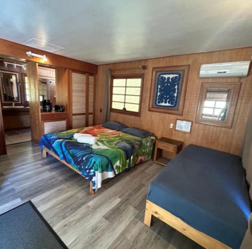 阿瓦托鲁Vahaui Paradis的一间卧室配有一张床和一张桌子