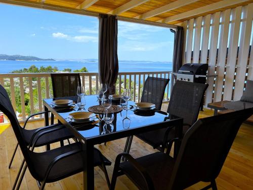 德拉格Mobile Home SkyLine - beautiful sea view - on the palm of the beach的阳台上的桌子上放有酒杯