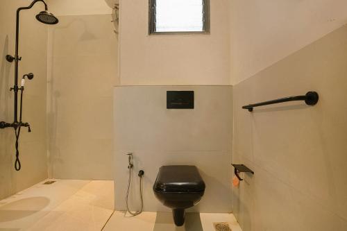 WādhiwareWabi Sabi Resort, Igatpuri的一间带黑色卫生间和淋浴的浴室
