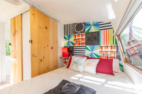拉努西亚Caravana-glamping Casa Tortuga的一间设有床和色彩缤纷的墙壁的客房