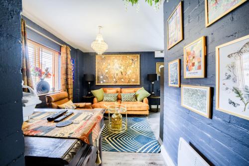 埃文河畔斯特拉特福Romeo & Juliet's with Private Parking的客厅拥有蓝色的墙壁和沙发