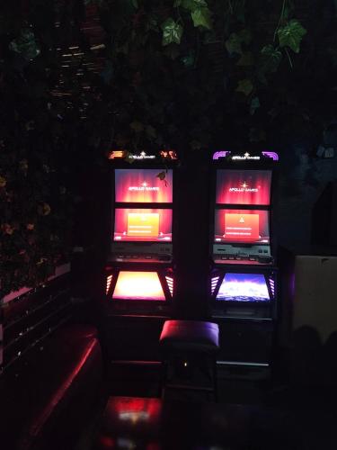 拉各斯Dablezz entertainment Lounge and Rooms的两个电子游戏机坐在黑暗的房间里