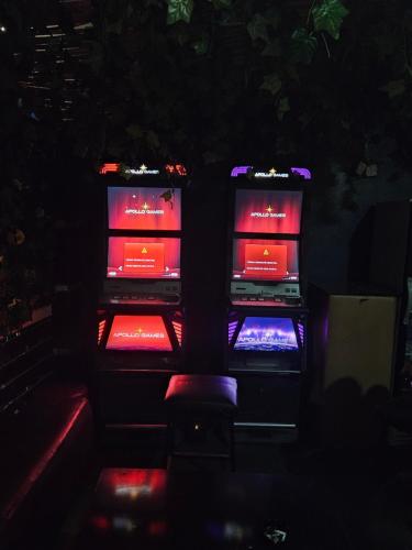拉各斯Dablezz entertainment Lounge and Rooms的黑室里三个电子游戏系统