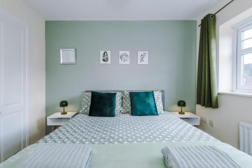 俄乌洛Modern Semi detached in a quiet location, Driveway parking的一间卧室配有一张带蓝色枕头的大床