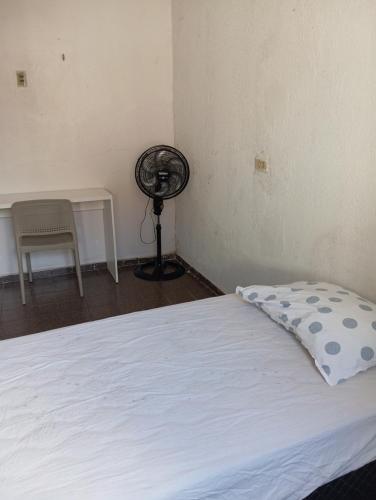 特雷西纳Hostel Teresina的卧室配有白色的床和风扇