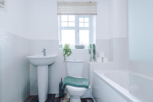 俄乌洛Modern Semi detached in a quiet location, Driveway parking的白色的浴室设有卫生间和水槽。