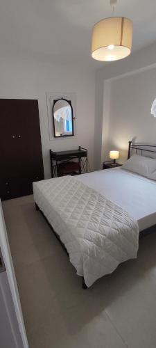 OlymposΦωλιά的卧室设有一张白色大床和一扇窗户。