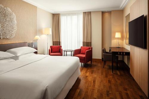 布拉迪斯拉发布拉迪斯拉发喜来登酒店的配有一张床和一张书桌的酒店客房