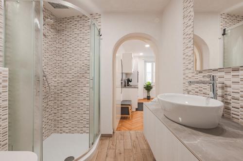 皮兰Studio apartment in the heart of magic Piran的白色的浴室设有水槽和淋浴。