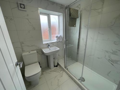 利物浦RYAN I AIR I BNB - 147-153 Mill Street - Free Parking的浴室配有卫生间、淋浴和盥洗盆。