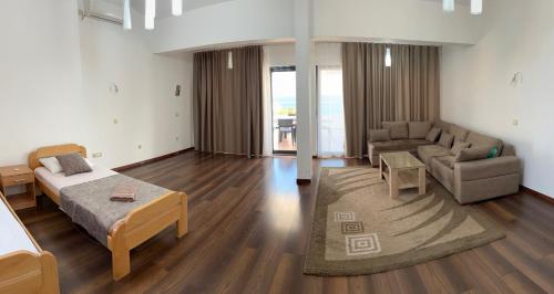 乌尔齐尼Regatta Inn的客厅配有床和沙发