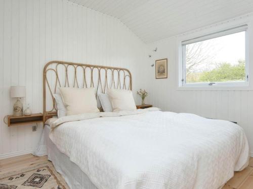 斯楚厄Holiday home Struer XI的白色卧室内的一张白色床,设有窗户