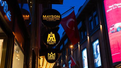 伊斯坦布尔Mas Suites Nisantasi的建筑物一侧有标志的街道