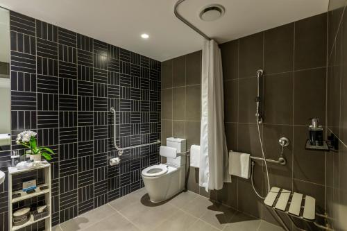 墨尔本Corporate Living Accommodation Abbotsford的一间带卫生间和淋浴的浴室