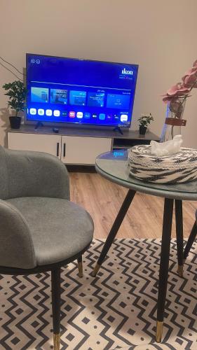 哈伊勒ستارت 3的客厅配有桌子和电视