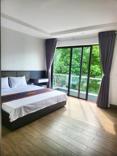清化Villa Bình Minh的一间卧室设有一张床和一个大窗户
