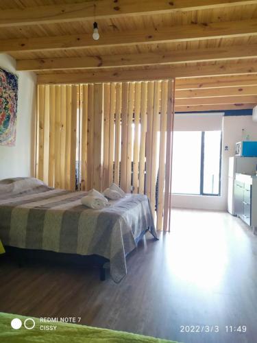 皮科将军镇Departamento con Balcón的一间卧室设有一张床和木墙