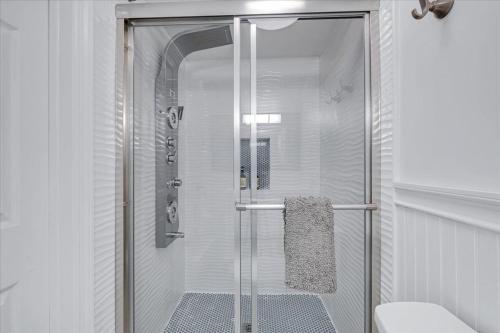 坦纳斯维尔180 SKI CAMELBACK-SKI-ON -SKI OFF,SNOW TUBING,Paintball的浴室里设有玻璃门淋浴