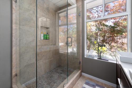 帕罗奥多Zen Meets Art Art Meets Luxury的带淋浴、水槽和窗户的浴室