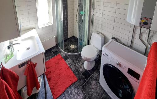 Sankt AnnaBeautiful Home In Sankt Anna With Kitchen的一间带水槽和洗衣机的浴室