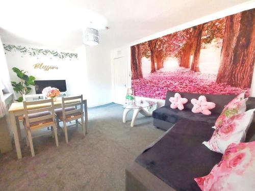 拉格斯The Blossom - Largs的客厅设有粉红色花卉墙