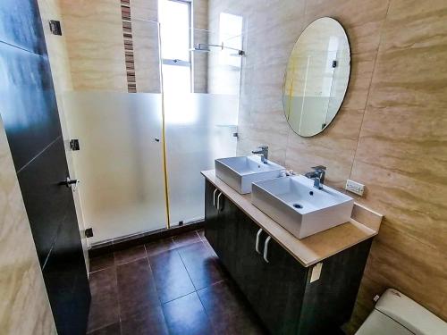 普拉亚布兰卡Villa Oceánica的一间带水槽和镜子的浴室