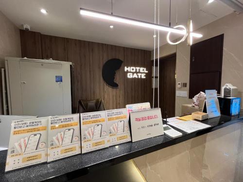 仁川市Hotel Gate的在酒店房间柜台上展示书籍