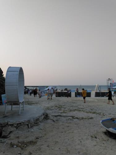 An Vĩnh PhướngHomestay Hang Câu的海滩上有人和椅子
