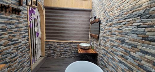 Minrong SekangLa Fleur Glamping的一间带卫生间和砖墙的浴室