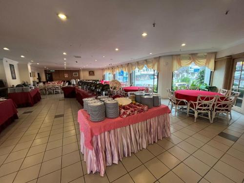 金马仑高原罗萨帕萨德纳极度的大房间设有桌椅和红色的桌子