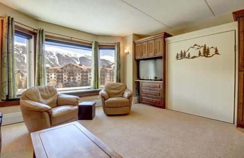 铜山TL411 Telemark Lodge studio的客厅配有两把椅子和大窗户