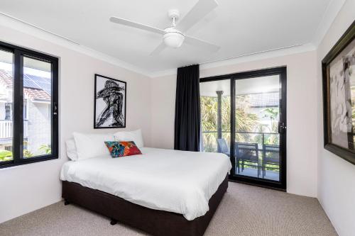 拜伦湾Byron Bay Accom Unit 3 5-9 Somerset Street - Summer Central的卧室配有白色的床和窗户。