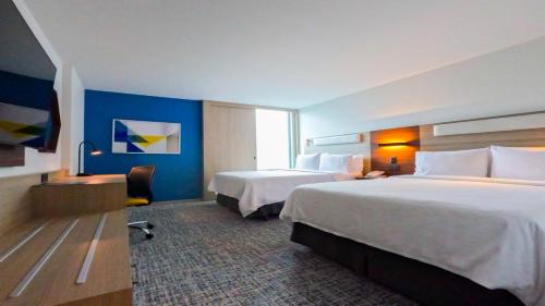 托卢卡托卢卡加莱里亚斯梅特佩克智选假日酒店的酒店客房设有两张床和窗户。