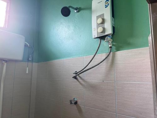 巴东马士力OYO 90967 Homestay Chalet Warisan Siti的带淋浴的浴室