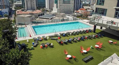 迈阿密Luxury Waterfront Residences - near Kaseya Center的大楼顶部游泳池的顶部景色