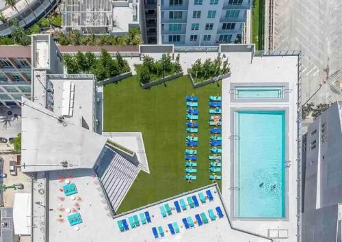 迈阿密Luxury Waterfront Residences - near Kaseya Center的游泳池顶部景泳池景